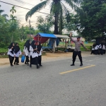 Polsek Sungai Raya Laksanakan Pengaturan Lalu Lintas dan Tertibkan Pengendara di Pagi Hari