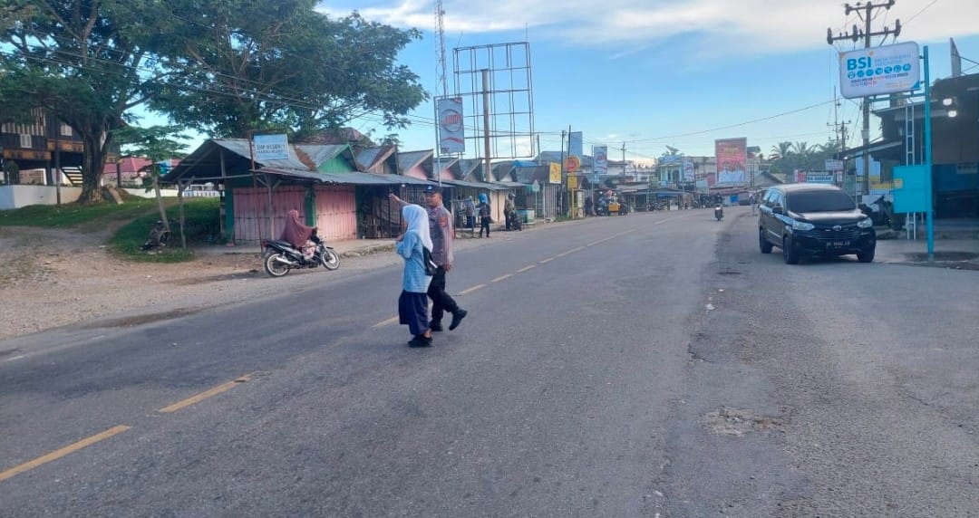 Polsek Rantau Selamat Gelar Pengaturan Lalu Lintas Pagi di Desa Bayeun