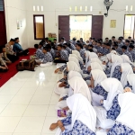 Satbinmas Polres Langsa Gelar Polisi Saweu Sikula dan Yasinan di SMPN 9 Langsa
