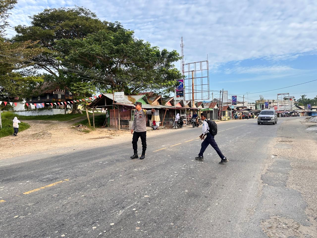 Pengaturan Lalu Lintas dan Strong Poin Pagi oleh Polsek Rantau Selamat Polres Langsa