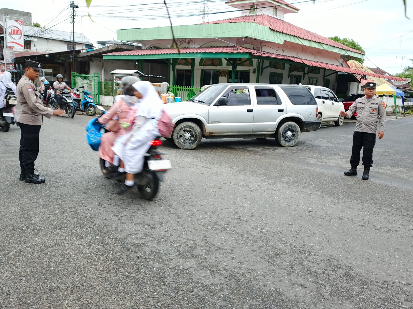 Pengaturan Lalu Lintas Pagi Polsek Langsa Difokuskan di Tiga Sekolah
