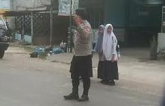 Polsek Rantau Selamat Laksanakan Strong Point Pagi dan Pengaturan Lalu Lintas di Desa Bayeun