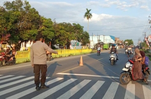 Polsek Manyak Payed Laksanakan Pengaturan Lalu Lintas dan Pelayanan Publik
