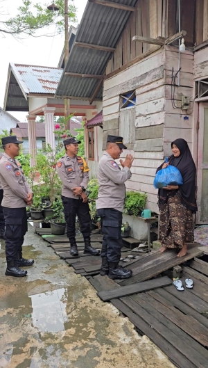 Satbinmas Polres Langsa Gelar Jumat Berkah di Gampong Teungoh