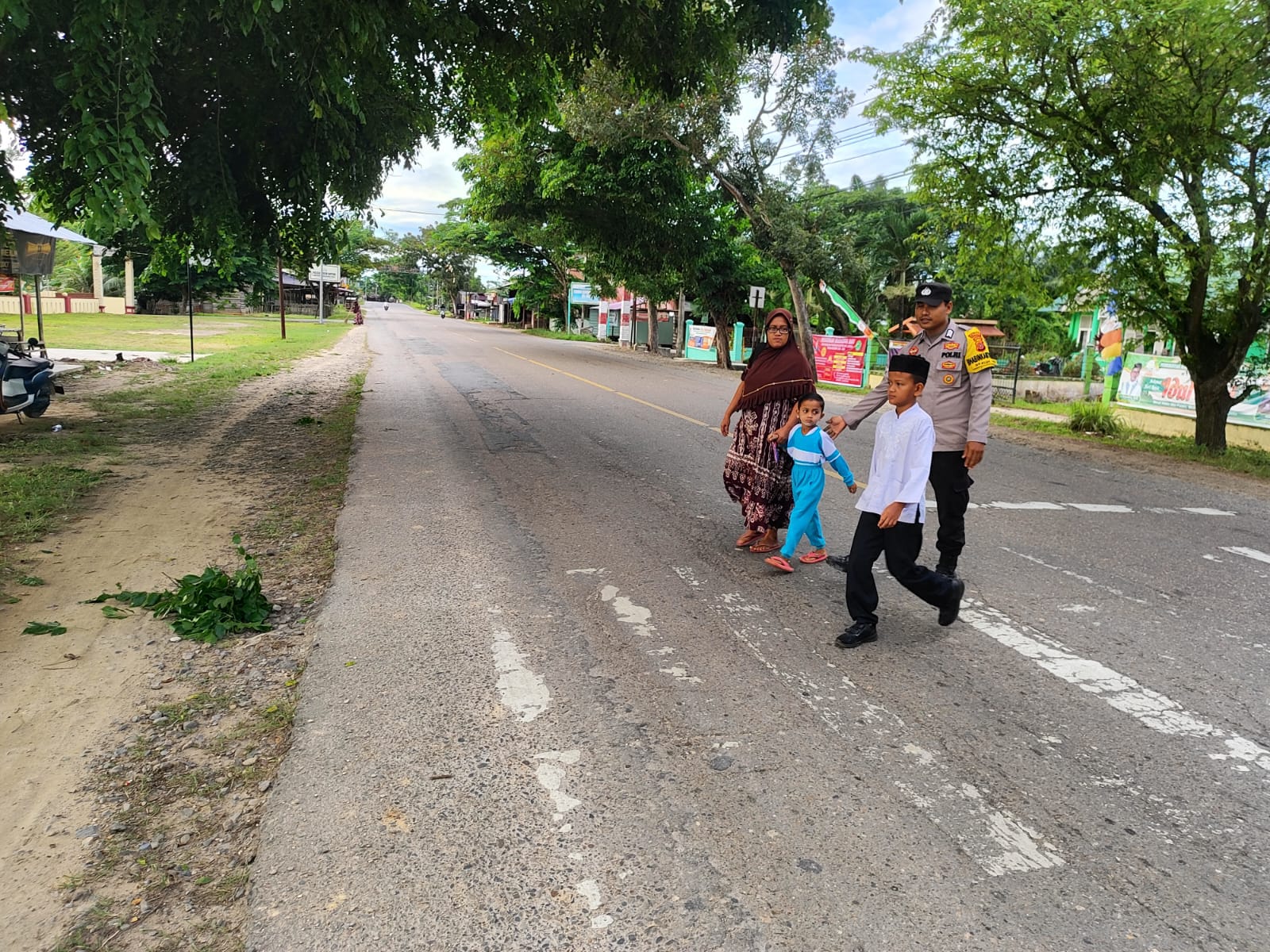 Polsek Birem Bayeun Lakukan Pengaturan Lalu Lintas di Depan SDN 3 dan Simpang Keude Birem