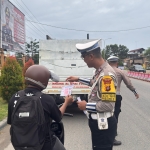 Sat Lantas Polres Langsa Bagikan Brosur Ops Zebra Seulawah 2025 di Depan Mapolres
