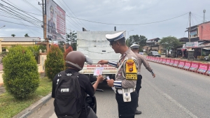 Sat Lantas Polres Langsa Bagikan Brosur Ops Zebra Seulawah 2025 di Depan Mapolres