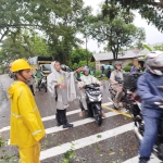 Personel Polsek Langsa Timur Evakuasi Pohon Tumbang di Jalan Medan–Banda Aceh