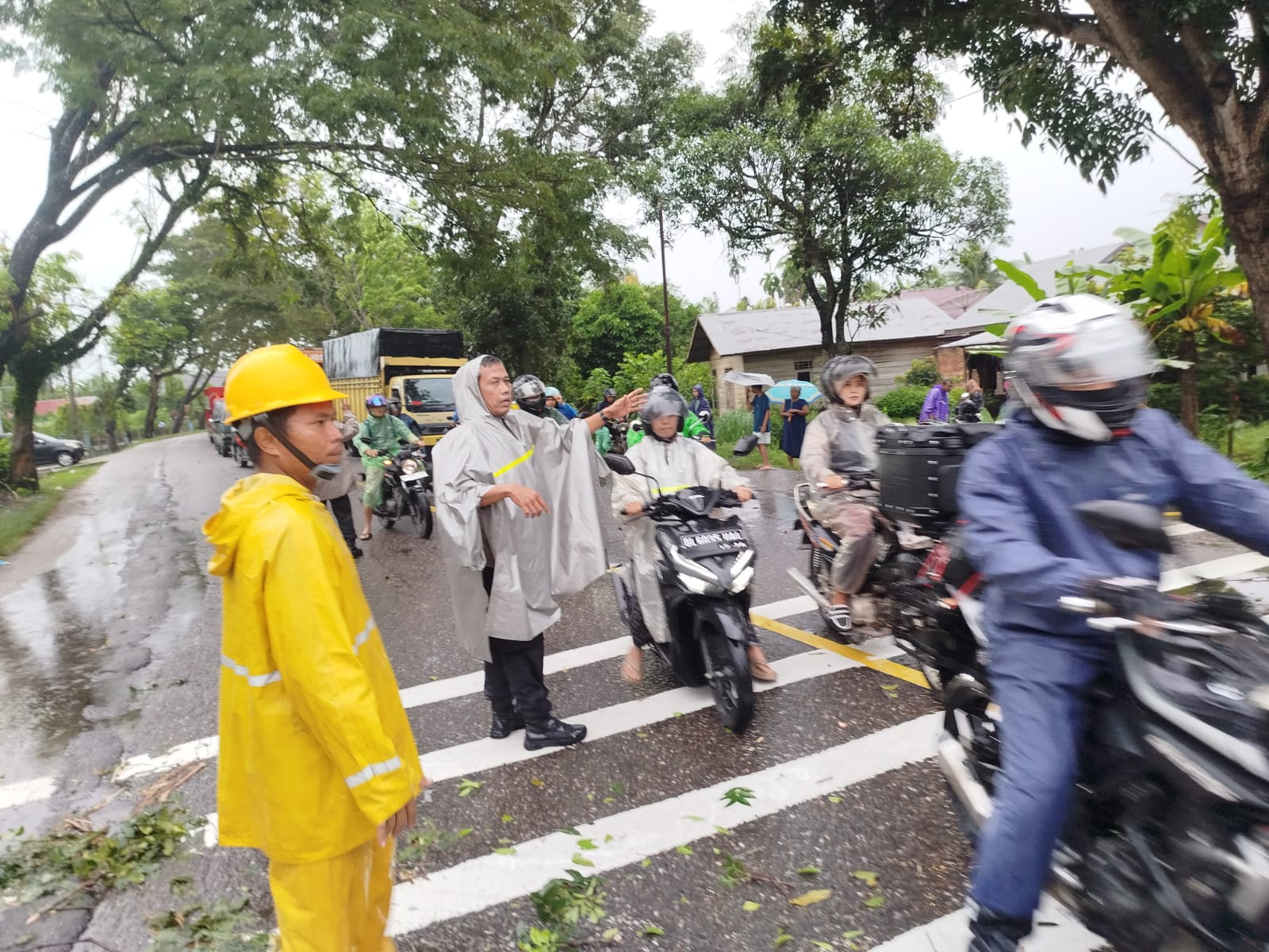 Personel Polsek Langsa Timur Evakuasi Pohon Tumbang di Jalan Medan–Banda Aceh