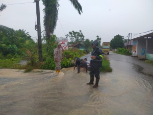 Polsek Langsa Barat Pantau Genangan Air Akibat Curah Hujan Tinggi