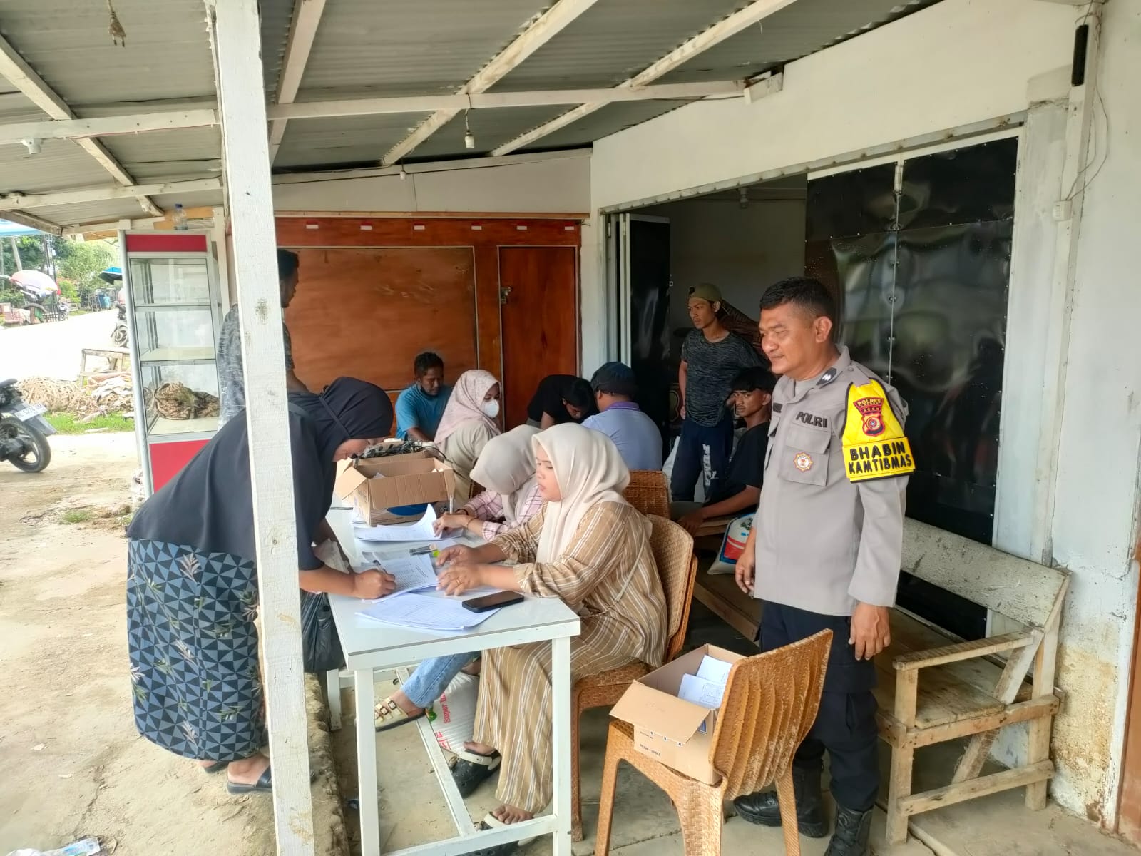 Bhabinkamtibmas Monitoring Pembagian Bantuan Beras Pasca Banjit untuk Masyarakat.