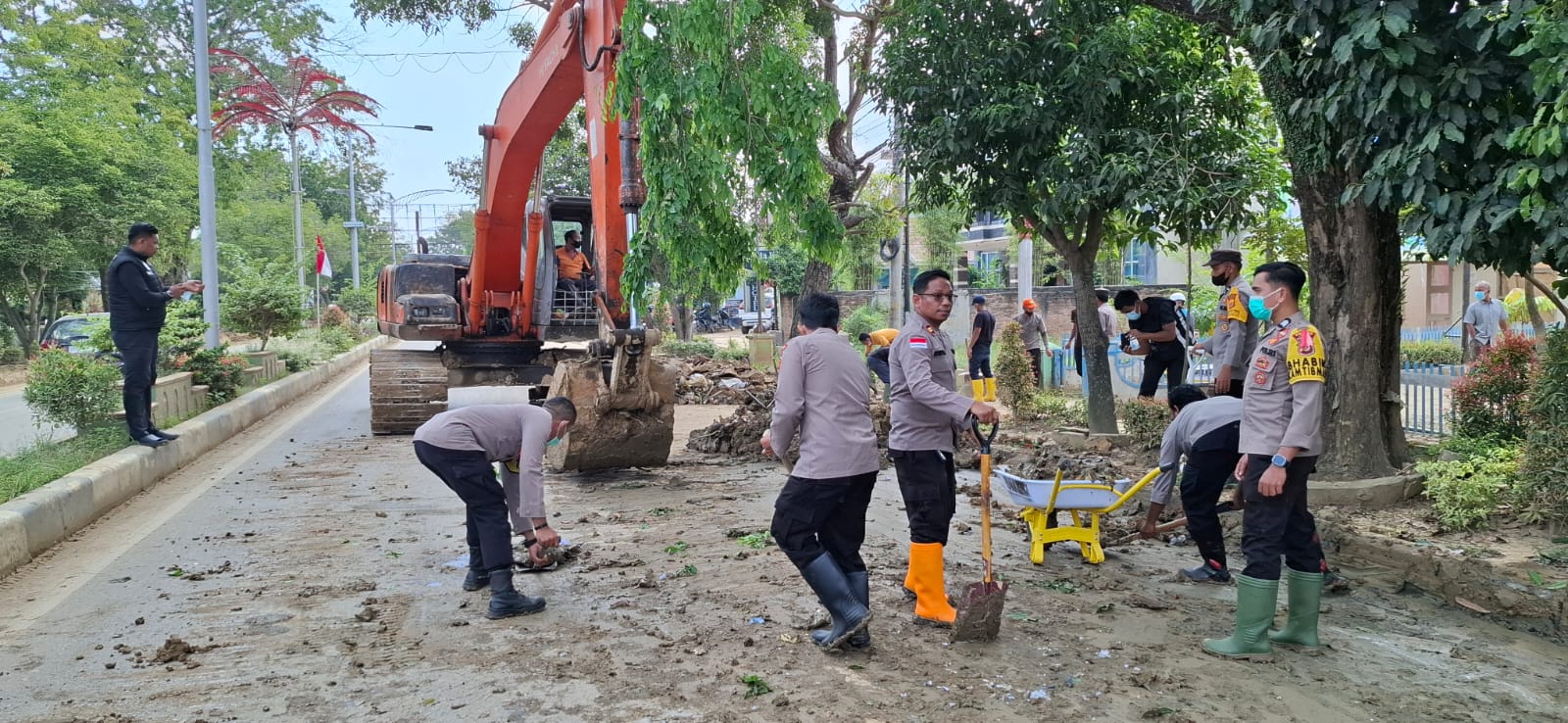 Pembersihan Jalan Protokol A. Yani Dilaksanakan Pasca Bencana Hidrometeorologi