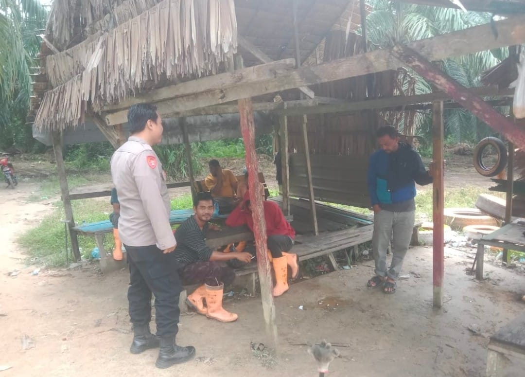 Patroli Kamtibmas Polsek Rantau Selamat Jaga Aktivitas Masyarakat Tetap Kondusif