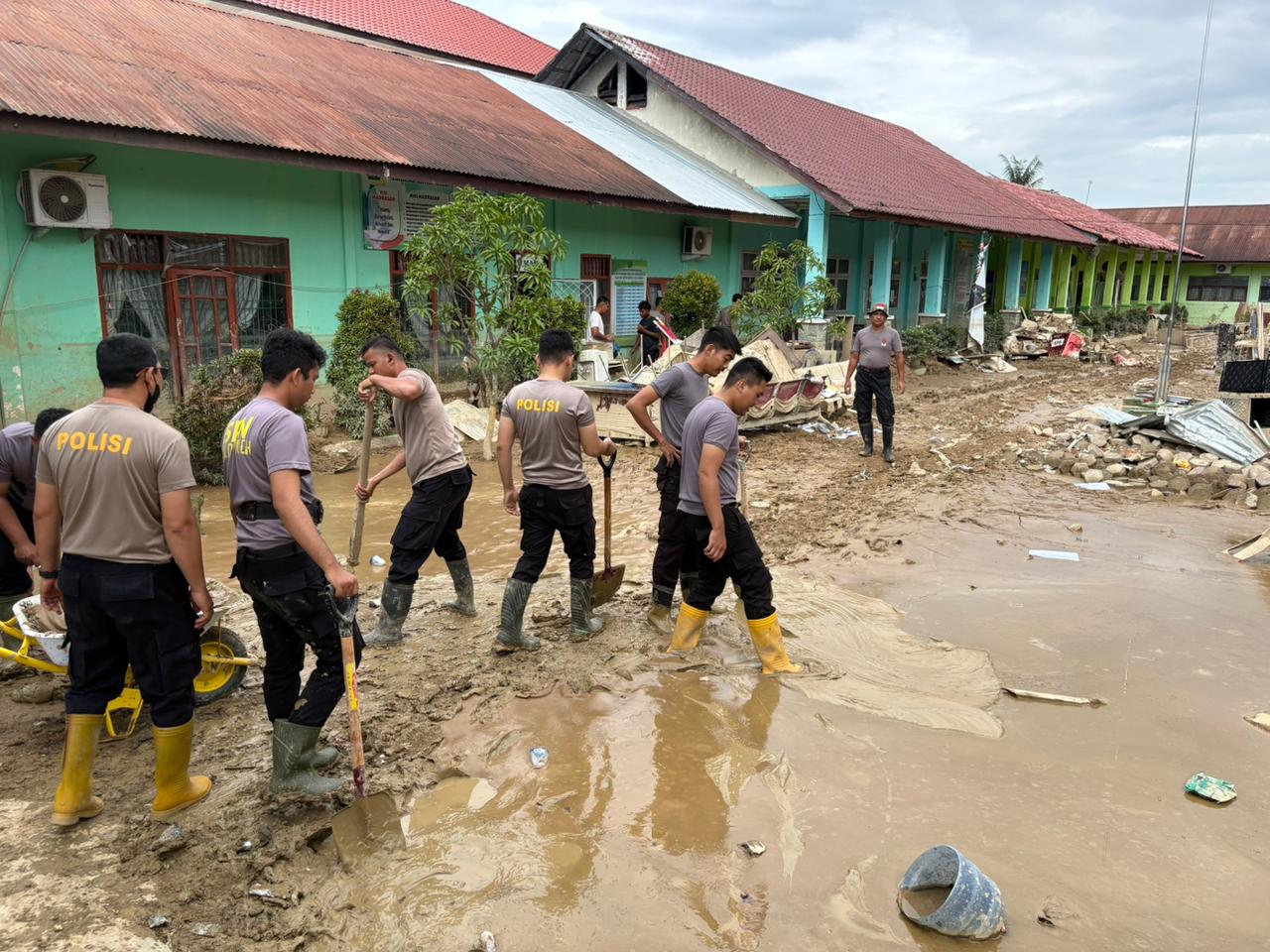 Bakti Sosial Polres Langsa Ringankan Dampak Banjir di Lingkungan Sekolah