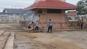 Gotong Royong Pascabanjir, Polsek Manyak Payed Bersama Warga Bersihkan Masjid Salman Alfarizi