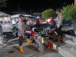 Polsek Manyak Payed Laksanakan Patroli Malam Pantau Aktivitas Masyarakat