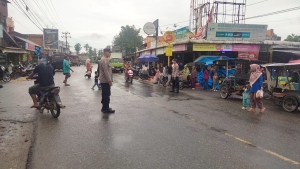 Pengaturan Lalu Lintas Polsek Sungai Raya Dukung Kelancaran Aktivitas Pasar