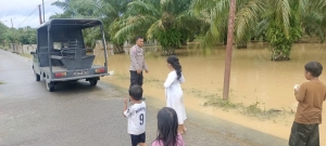 Patroli Polsek Birem Bayeun Antisipasi Guantibmas dan Dampak Curah Hujan Tinggi