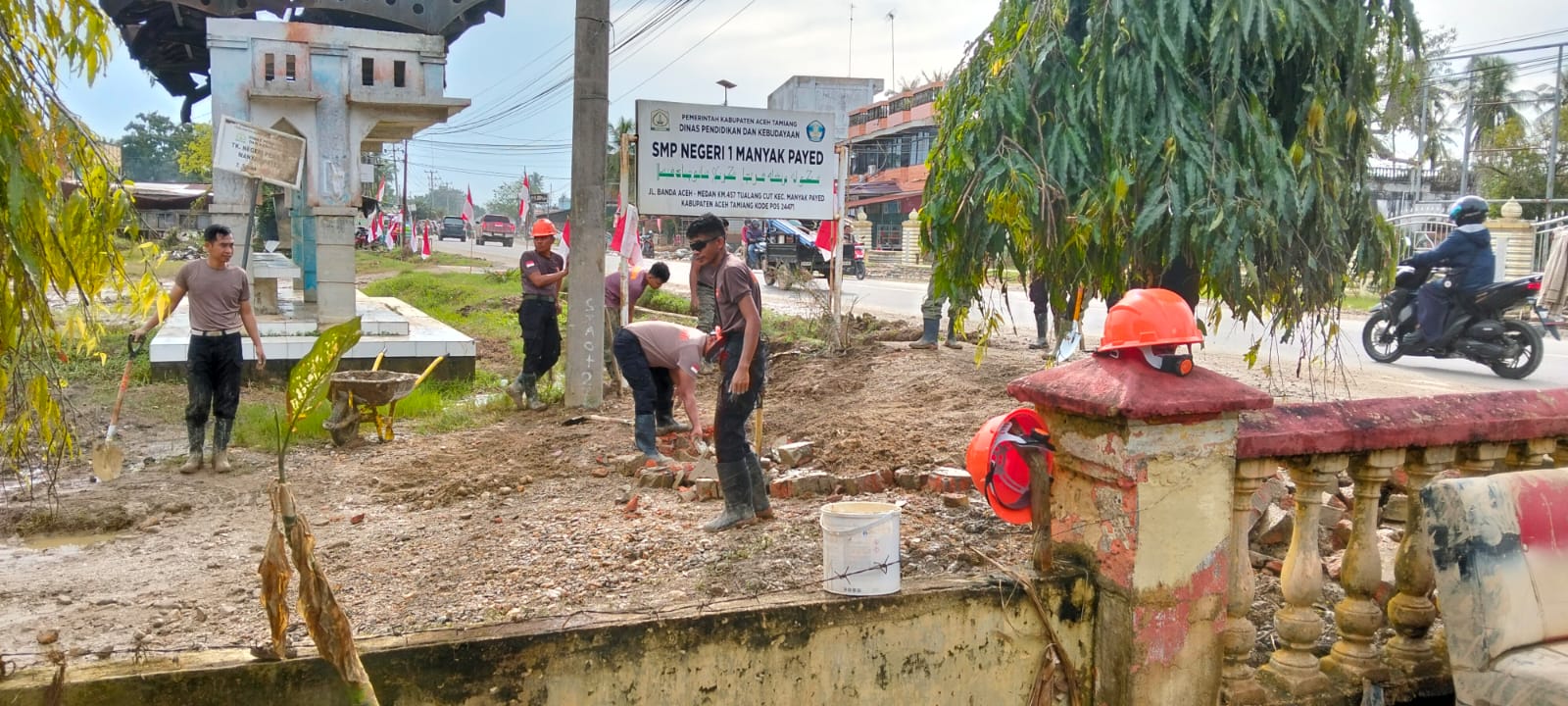 BKO Brimob Nusantara Laksanakan Gotong Royong Pascabanjir di Manyak Payed Wilkum Polres Langsa