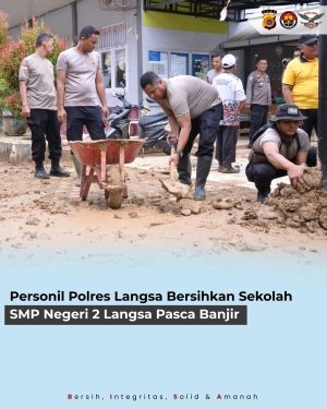 Personel Polres Langsa Lakukan Pembersihan SMP Negeri 2 Langsa Pasca Banjir
