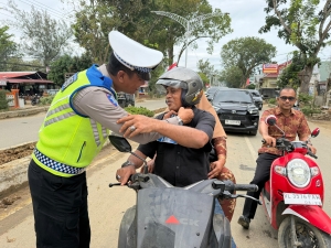 Satlantas Polres Langsa Edukasi Pengendara melalui Pembagian Brosur dan Apresiasi