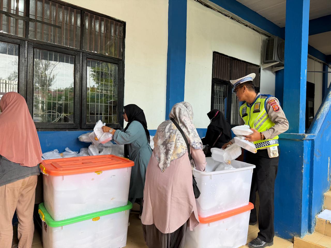 Satlantas Polres Langsa Kawal Distribusi Program Makan Bergizi Gratis di Sekolah