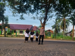 Pengaturan Lalin Pagi Polsek Birem Bayeun Dukung Kelancaran Aktivitas Warga