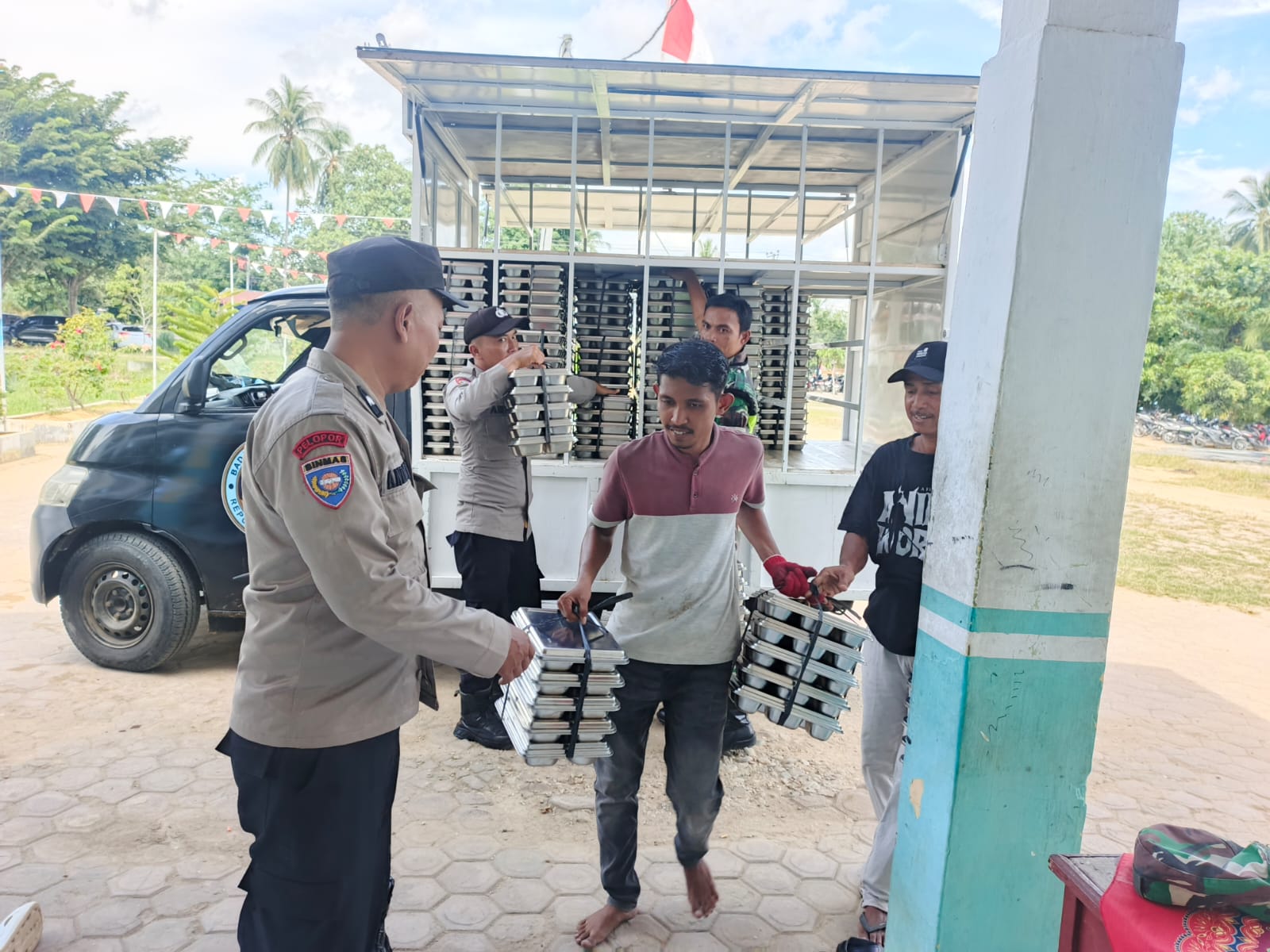 Program Makan Bergizi Gratis di Sungai Raya Didampingi Aparat Kepolisian