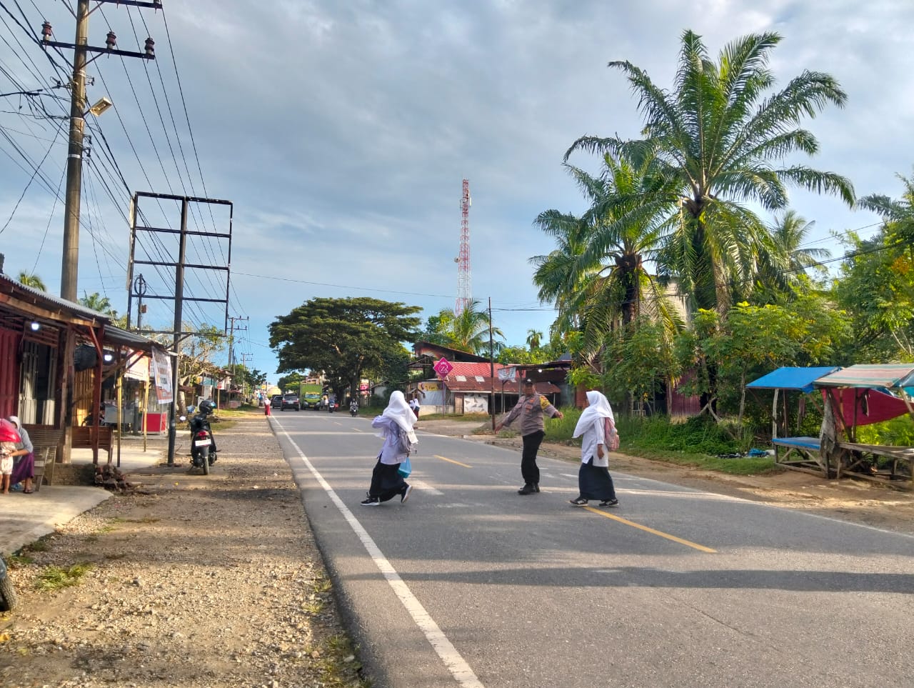 Polsek Sungai Raya Laksanakan Protap 01 untuk Kelancaran Lalu Lintas Pagi