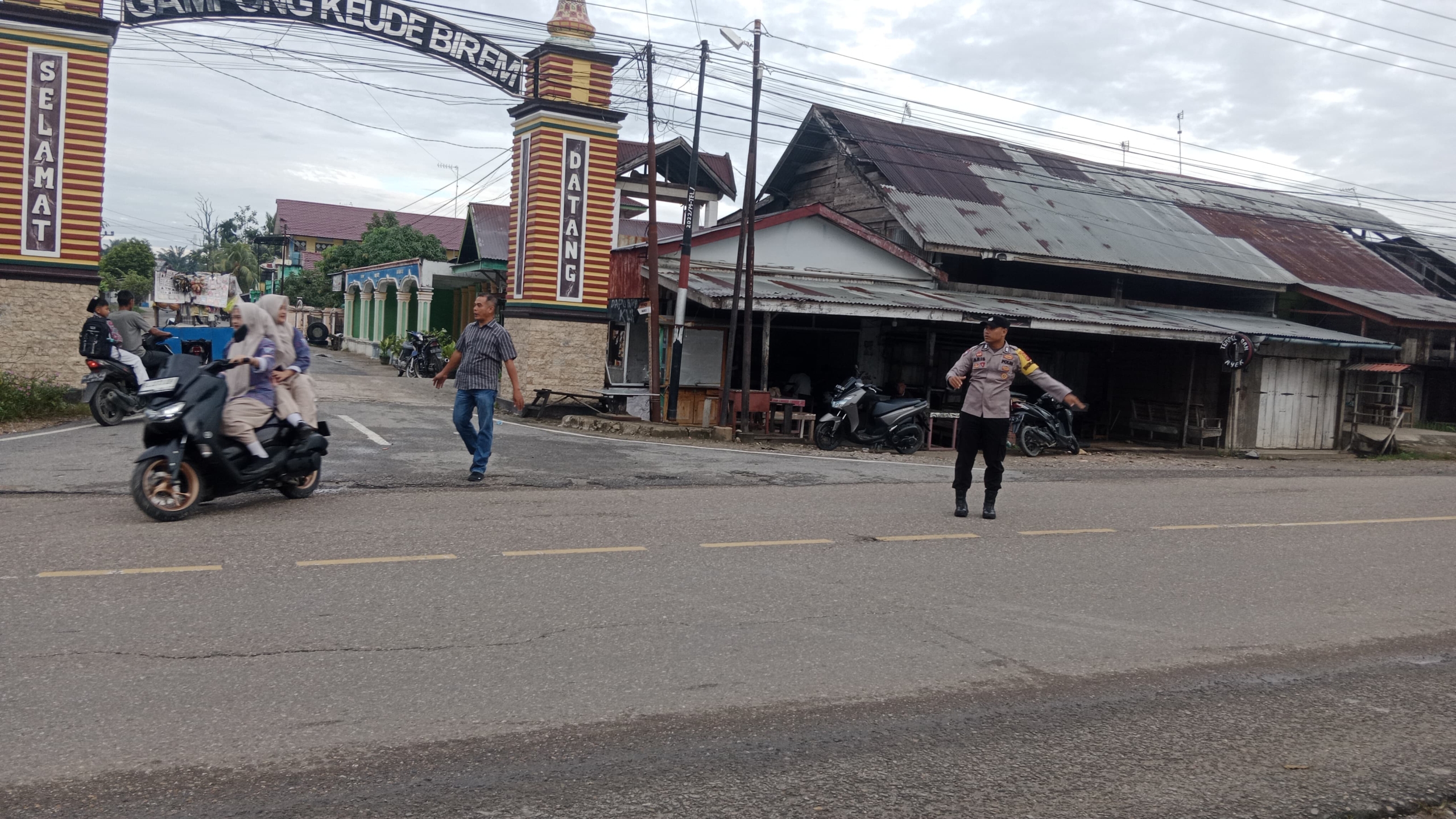 Pengaturan Lalu Lintas Pagi Polsek Birem Bayeun Antisipasi Kepadatan Jalan Raya