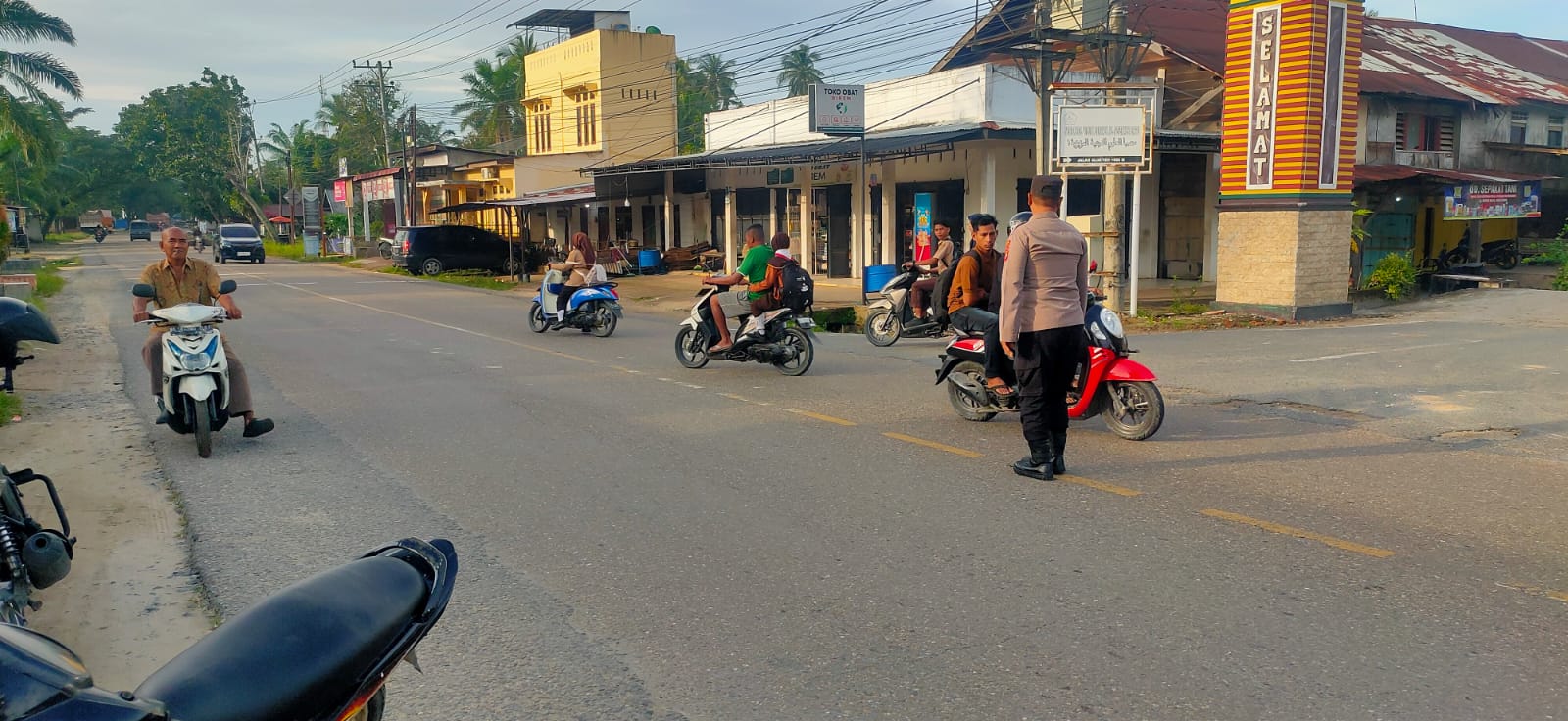 Polsek Birem Bayeun Laksanakan Protap 01 di Titik Rawan Lalu Lintas Pagi