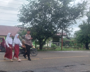 Pengaturan Lalu Lintas Pagi Polsek Birem Bayeun Dukung Pelayanan Publik Presisi