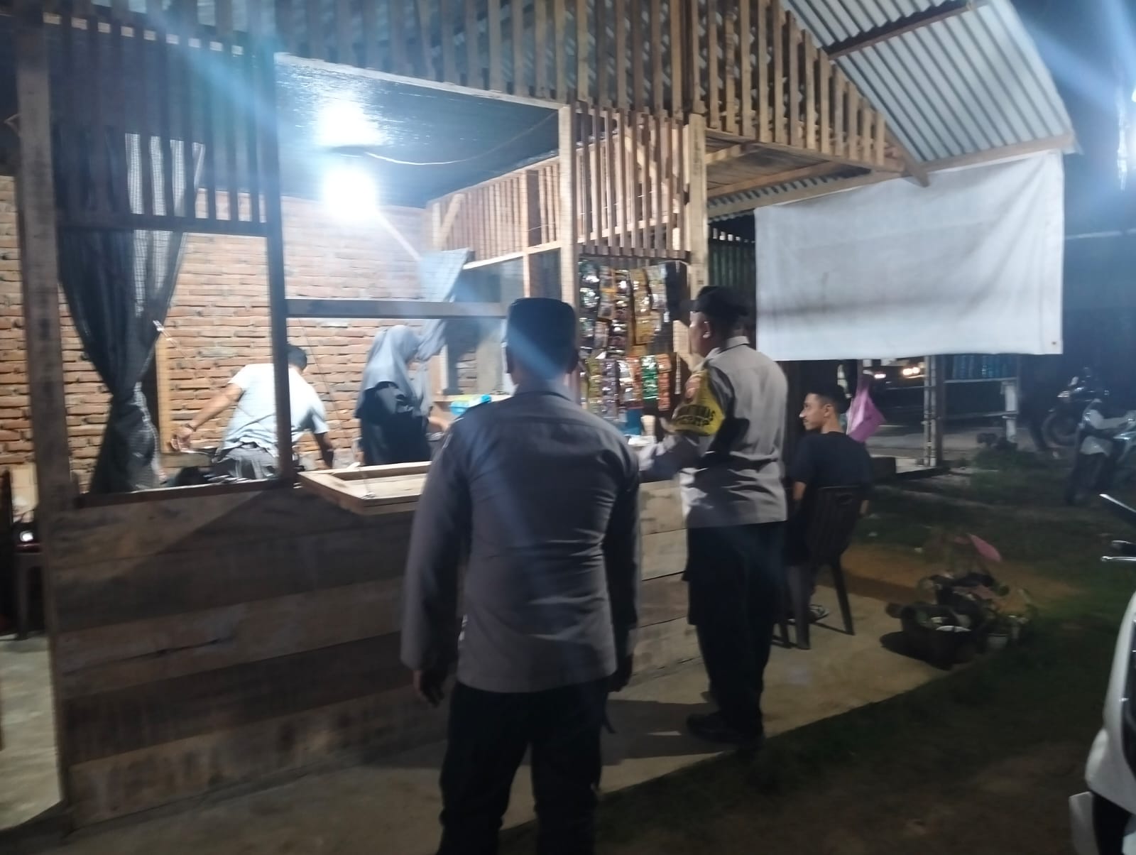 Patroli Malam Polsek Sungai Raya Pantau Aktivitas Warga