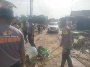 BKO Brimob Bersihkan Lingkungan Sekolah Pascabanjir di Manyak Payed
