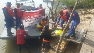 Sat Polairud Polres Langsa Laksanakan Patroli Dialogis di Pesisir Kuala Langsa