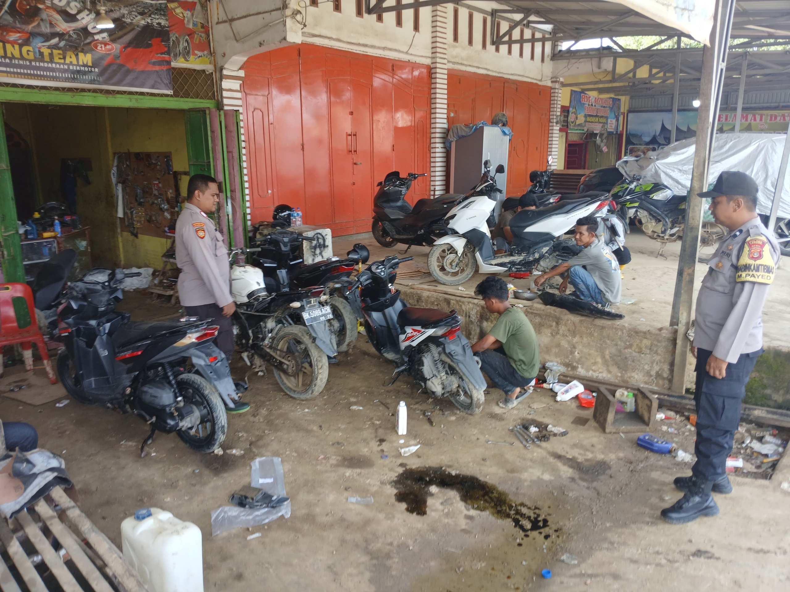 Patroli Polsek Manyak Payed Pantau Aktivitas Warga Pasca Banjir