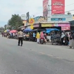 Polsek Sungai Raya Laksanakan Protap 01 di Simpang Empat Pasar Pekan
