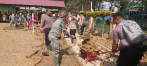TNI–Polri dan Warga Gelar Karya Bhakti Pasca Banjir di Kota Langsa