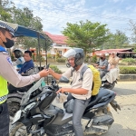 Satlantas Polres Langsa Bagikan Masker kepada Pengguna Jalan di Jalur KTL