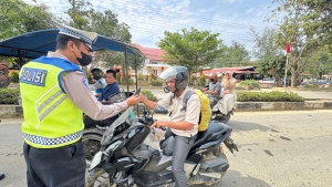 Satlantas Polres Langsa Bagikan Masker kepada Pengguna Jalan di Jalur KTL
