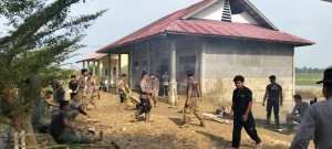 BKO Brimob Nusantara Laksanakan Gotong Royong Pasca Banjir di Manyak Payed