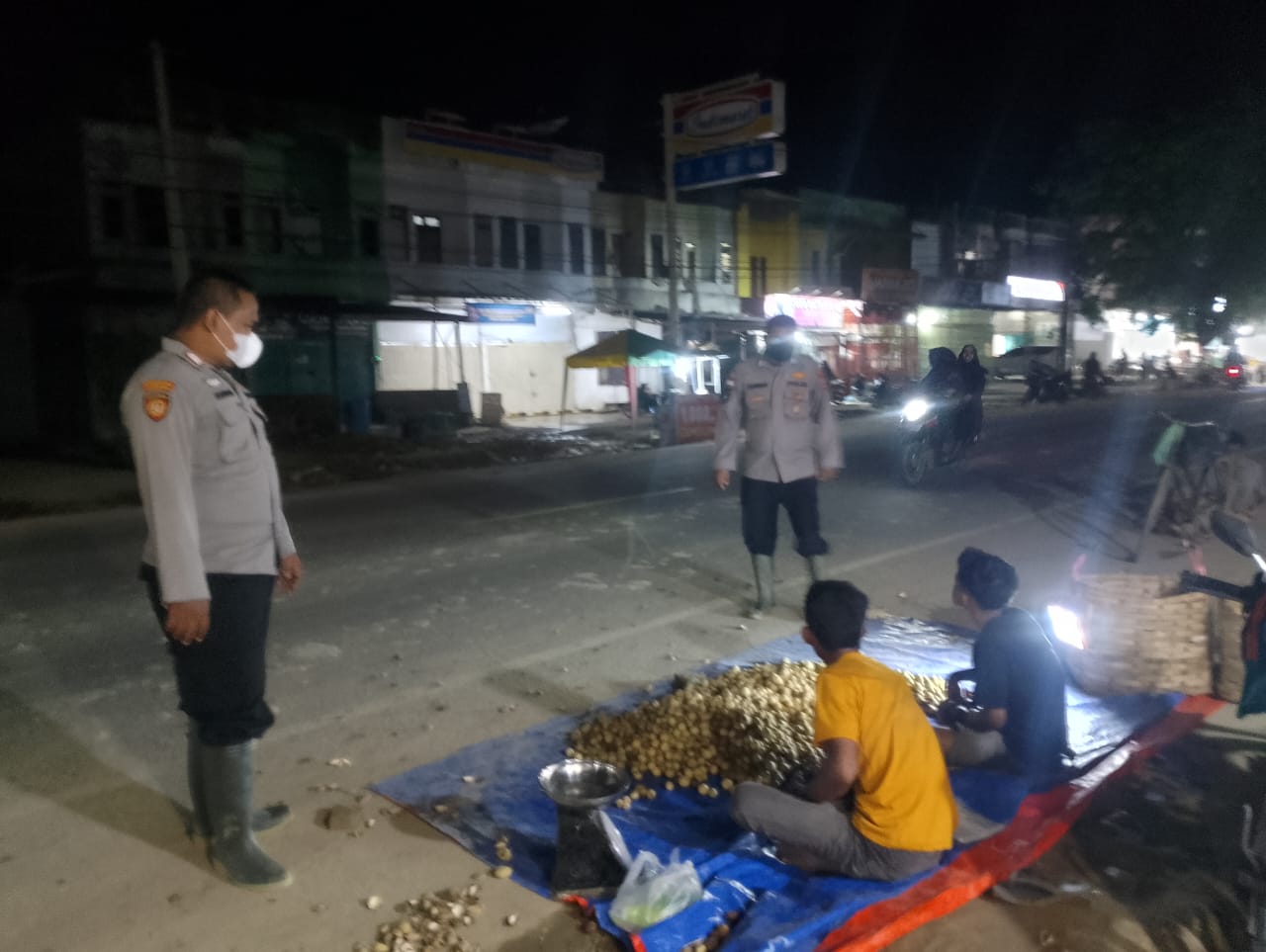 Patroli Malam Polsek Manyak Payed Pantau Aktivitas Warga