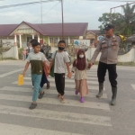 Polsek Manyak Payed Laksanakan Protap Pagi di Lingkungan Sekolah