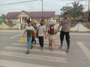 Polsek Manyak Payed Laksanakan Protap Pagi di Lingkungan Sekolah