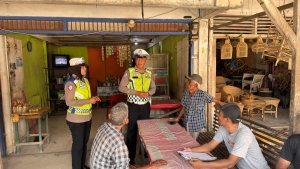 Polantas Polres Langsa Edukasi Tertib Lalu Lintas di Simpang Tugu Gampong Blang