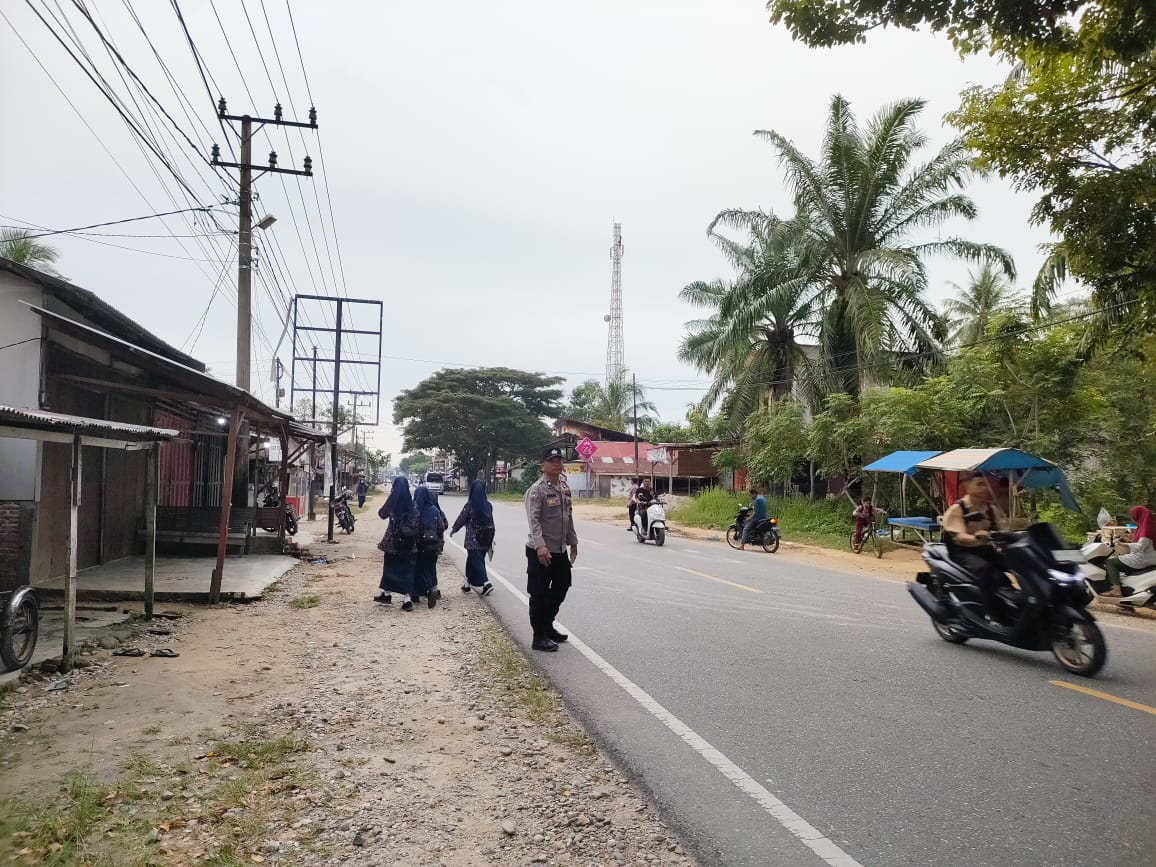 Protap 01 Polsek Sungai Raya Dukung Ketertiban Lalu Lintas Pagi Hari