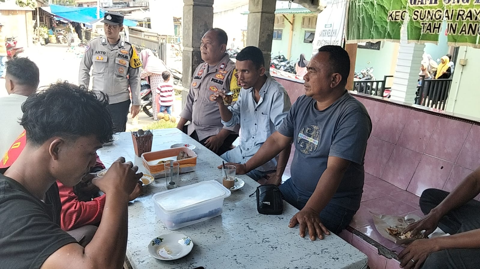 Polsek Sungai Raya Laksanakan Patroli Dialogis di Pusat Aktivitas Warga