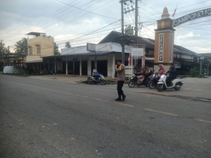 Protap 01 Polsek Birem Bayeun Dukung Kelancaran Lalu Lintas Pagi