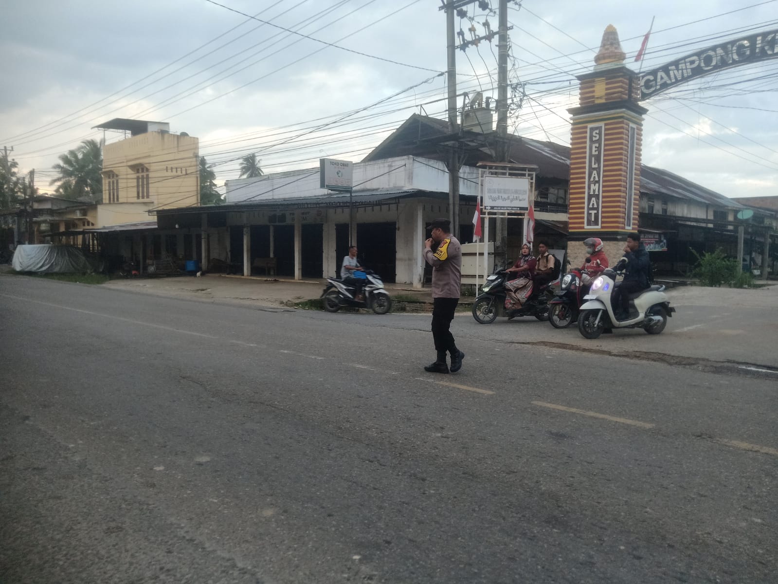 Protap 01 Polsek Birem Bayeun Dukung Kelancaran Lalu Lintas Pagi