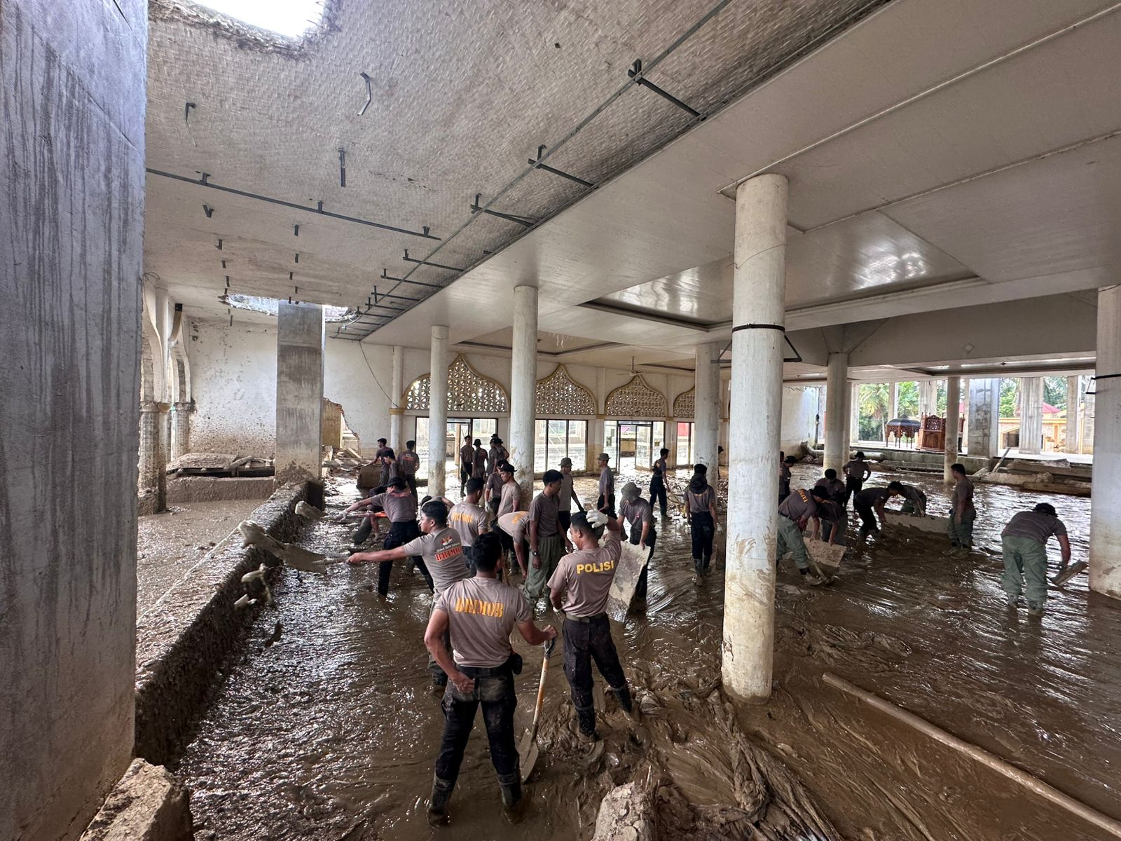 BKO Brimob Nusantara Laksanakan Gotong Royong Pasca Banjir di Manyak Payed